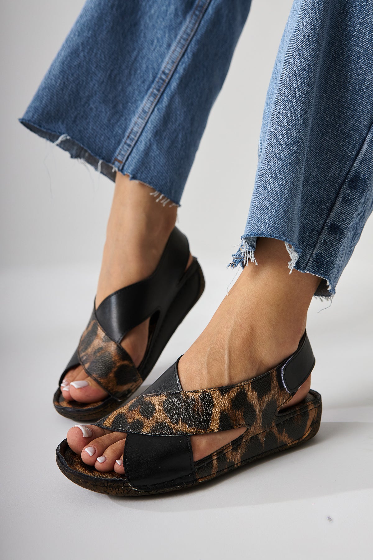 Margit Leopar Desenli Çapraz Bantlı Kadın Comfort Sandalet