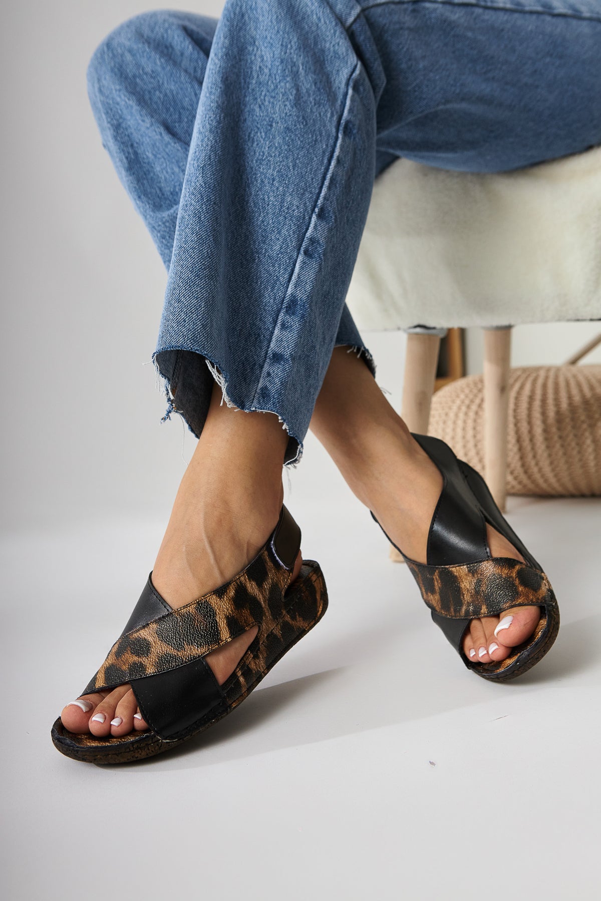 Margit Leopar Desenli Çapraz Bantlı Kadın Comfort Sandalet